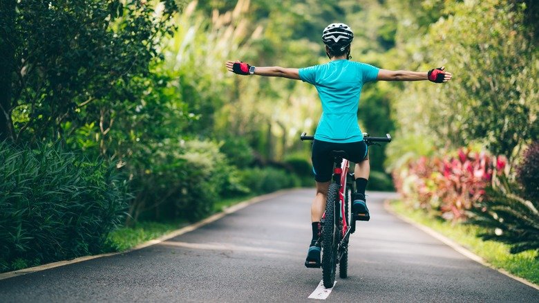 7 Safest Low-Impact Cardio Exercises for Your Knees and Hips
