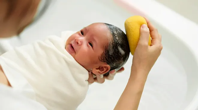 How to Bathe Your Newborn for the First Time: A Complete Parent’s Guide